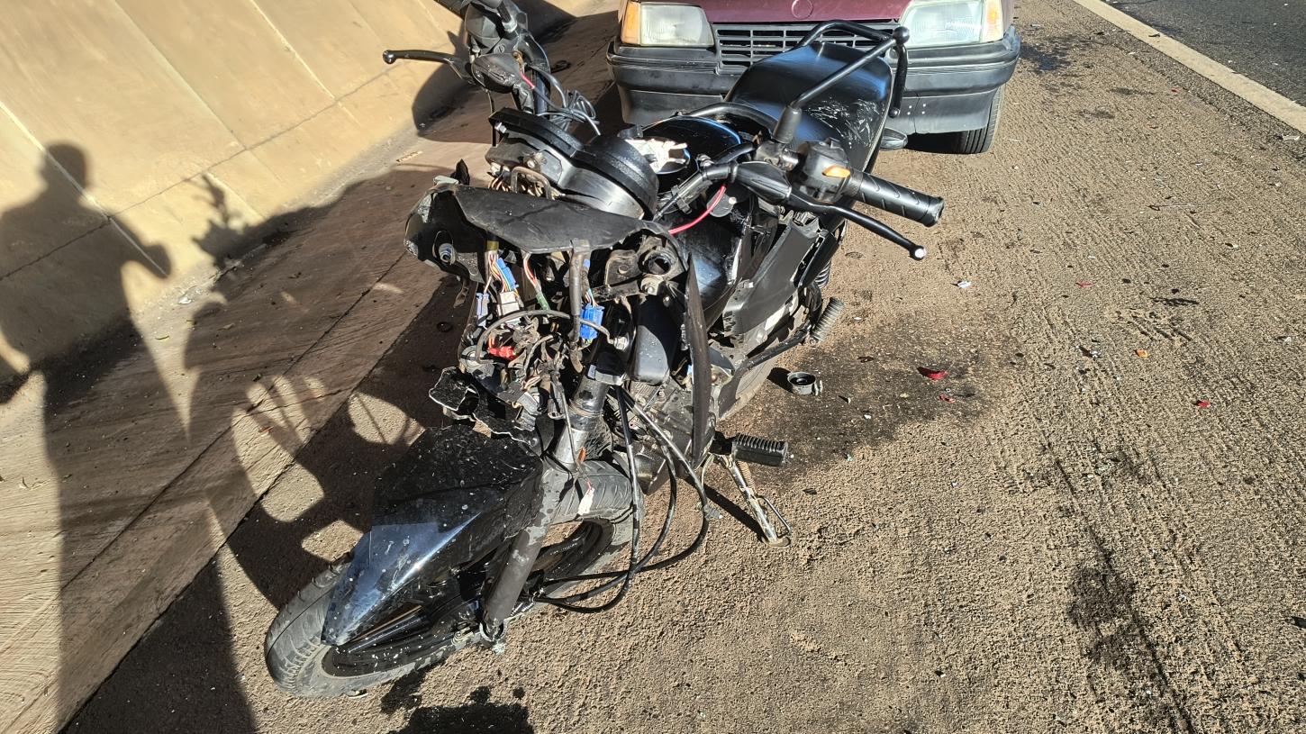 Carro apresenta problema, para em rodovia e é atingido por motocicleta