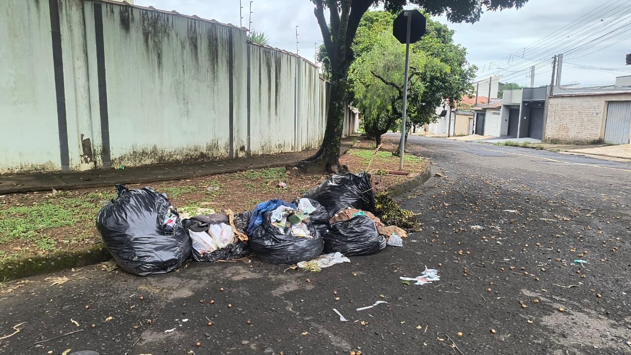 Falta de recolhimento de lixo gera transtornos em bairros de Franca