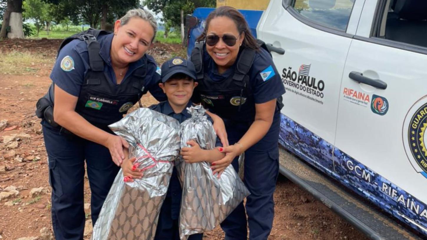 Menino de 6 anos se veste de guarda civil para comemorar aniversário