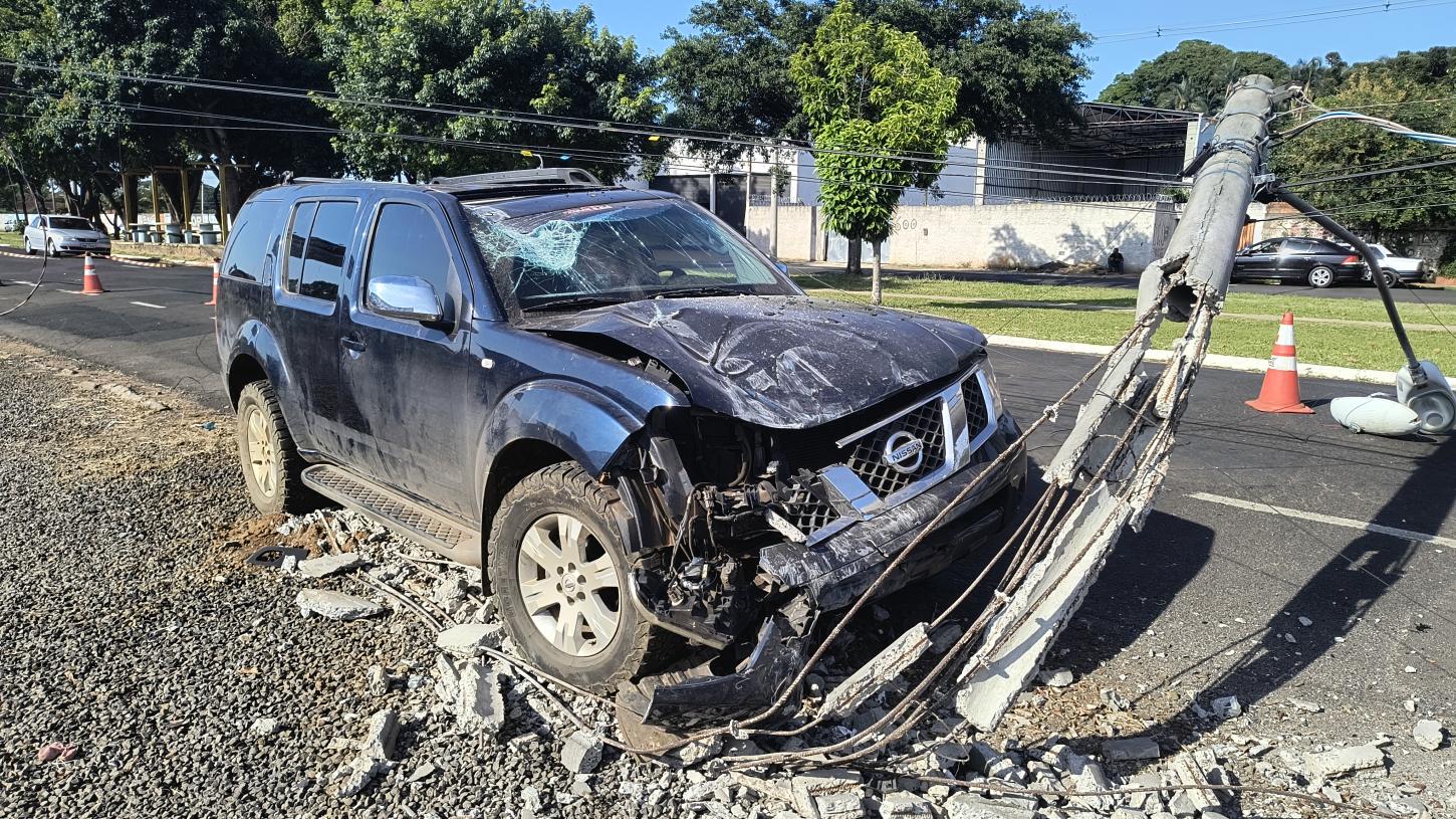 Motorista bate em poste e abandona veículo na avenida William Azzuz