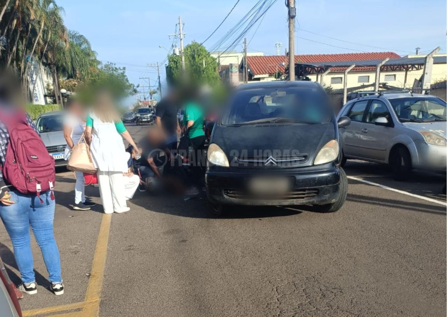 Motociclista vai parar na Santa Casa após atingir carro no São Joaquim