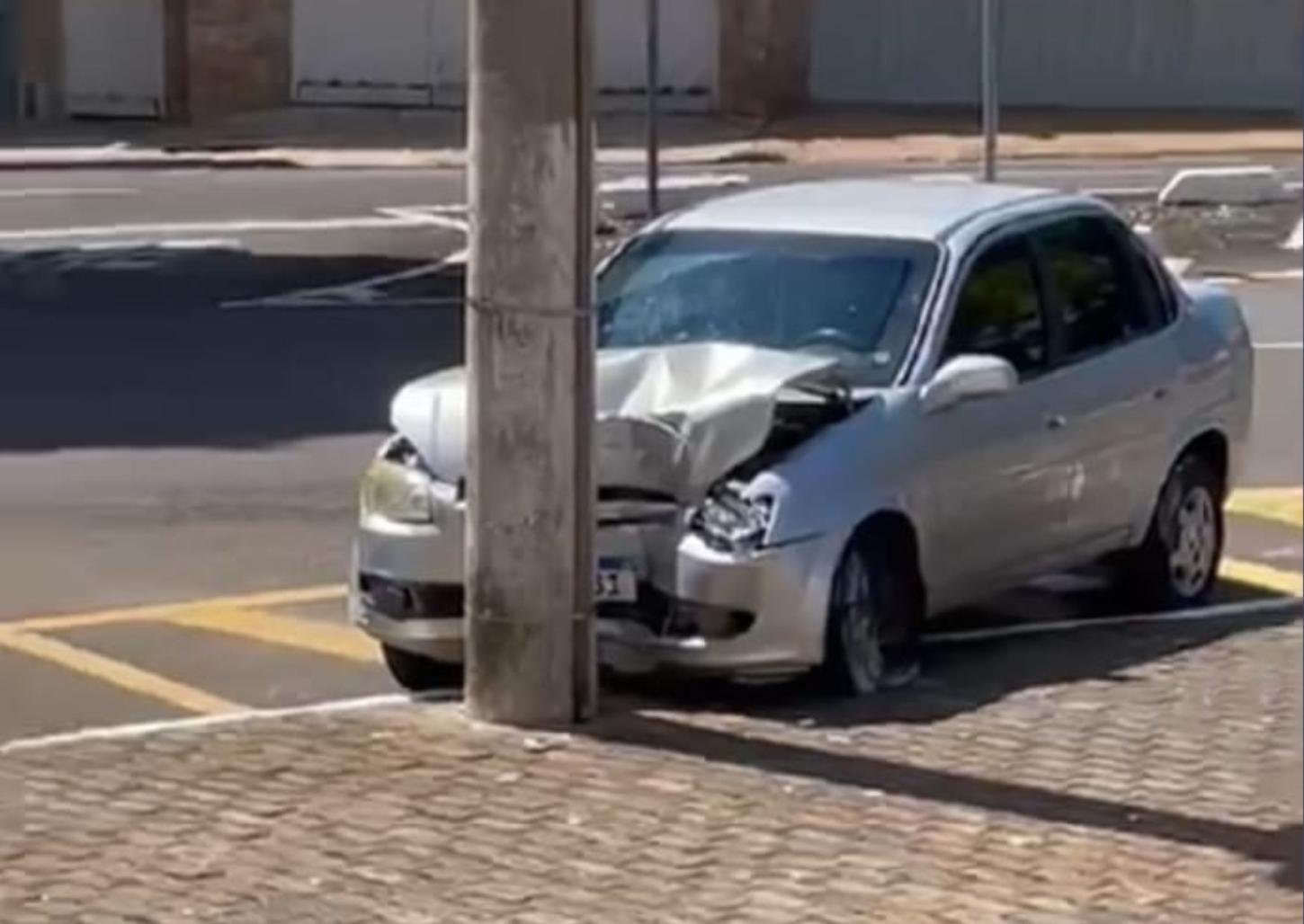 Motorista bate carro em poste e abandona veículo na Estação