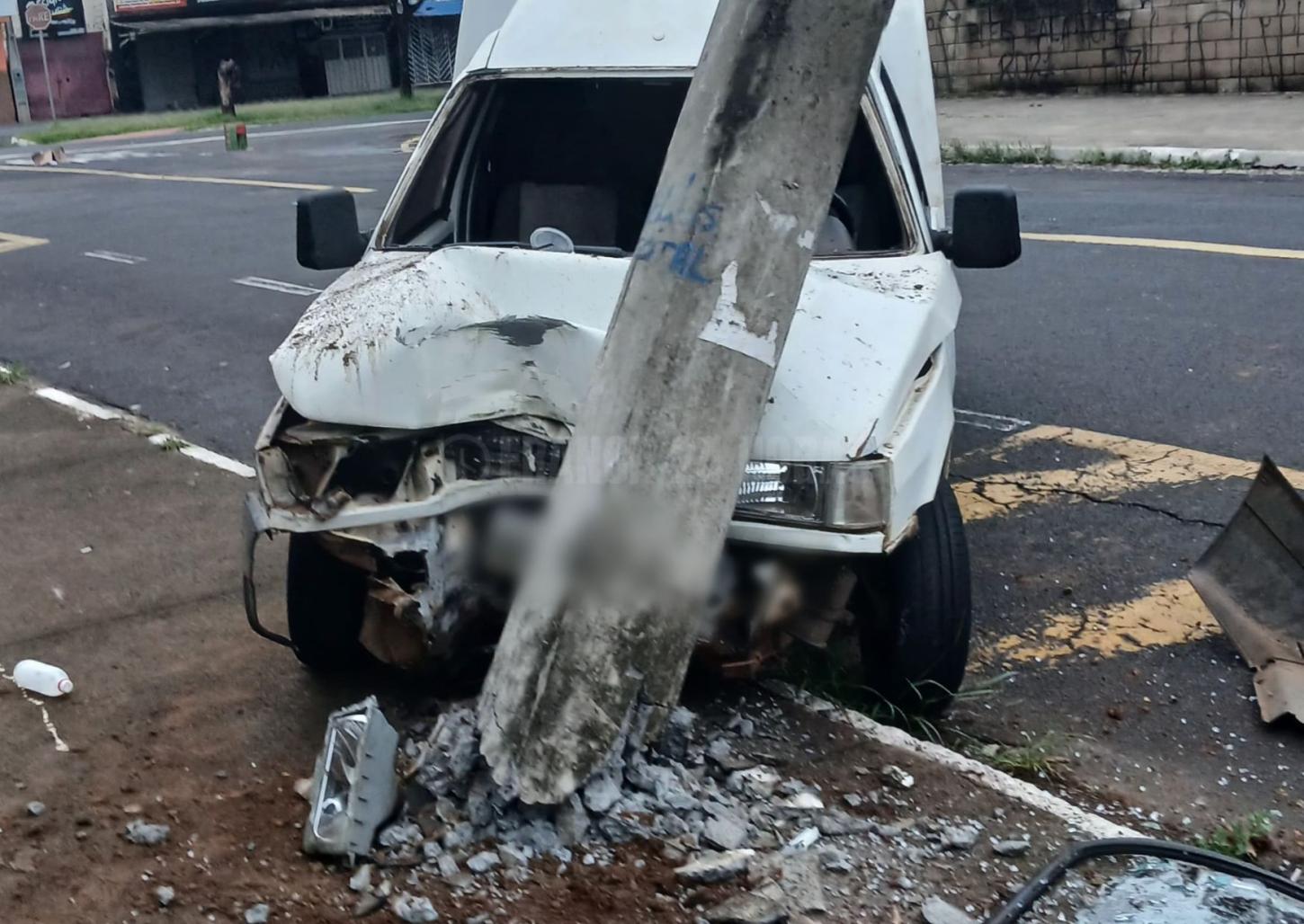 Motorista bate carro em poste no Parque Vicente Leporace