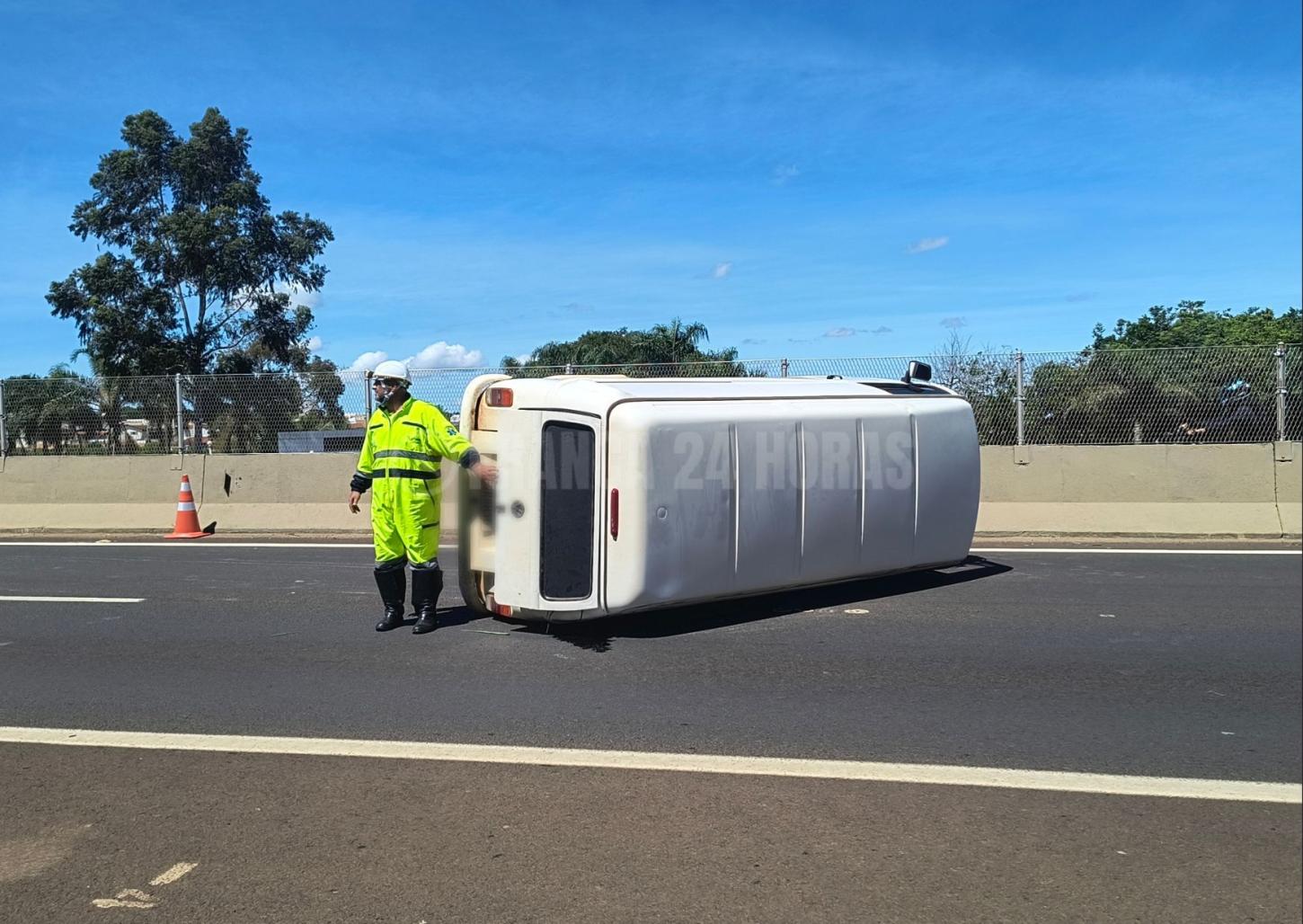 Motorista bate em mureta e tomba Perua na rodovia Cândido Portinari