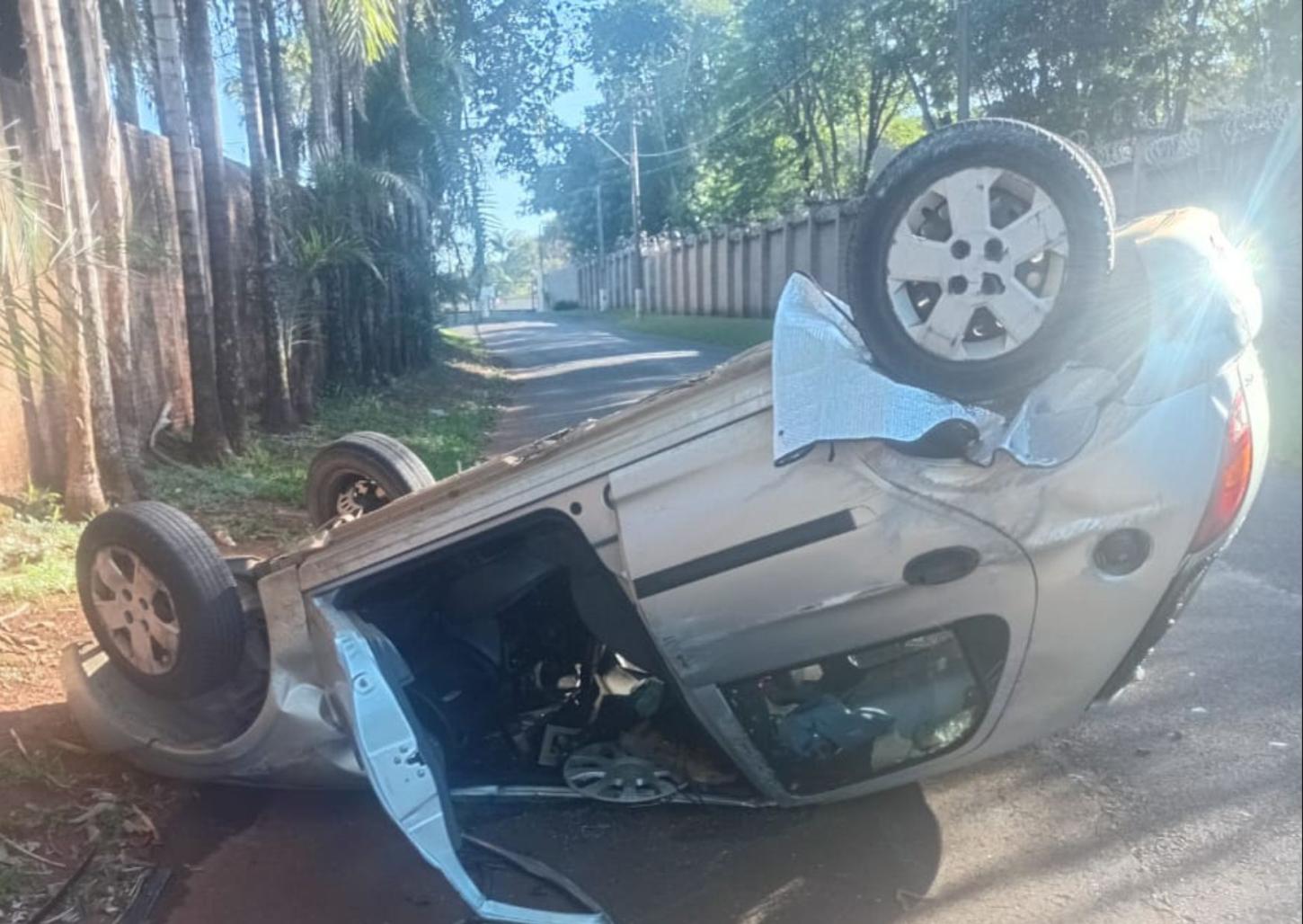 Motorista capota e abandona veículo no Parque do Mirante