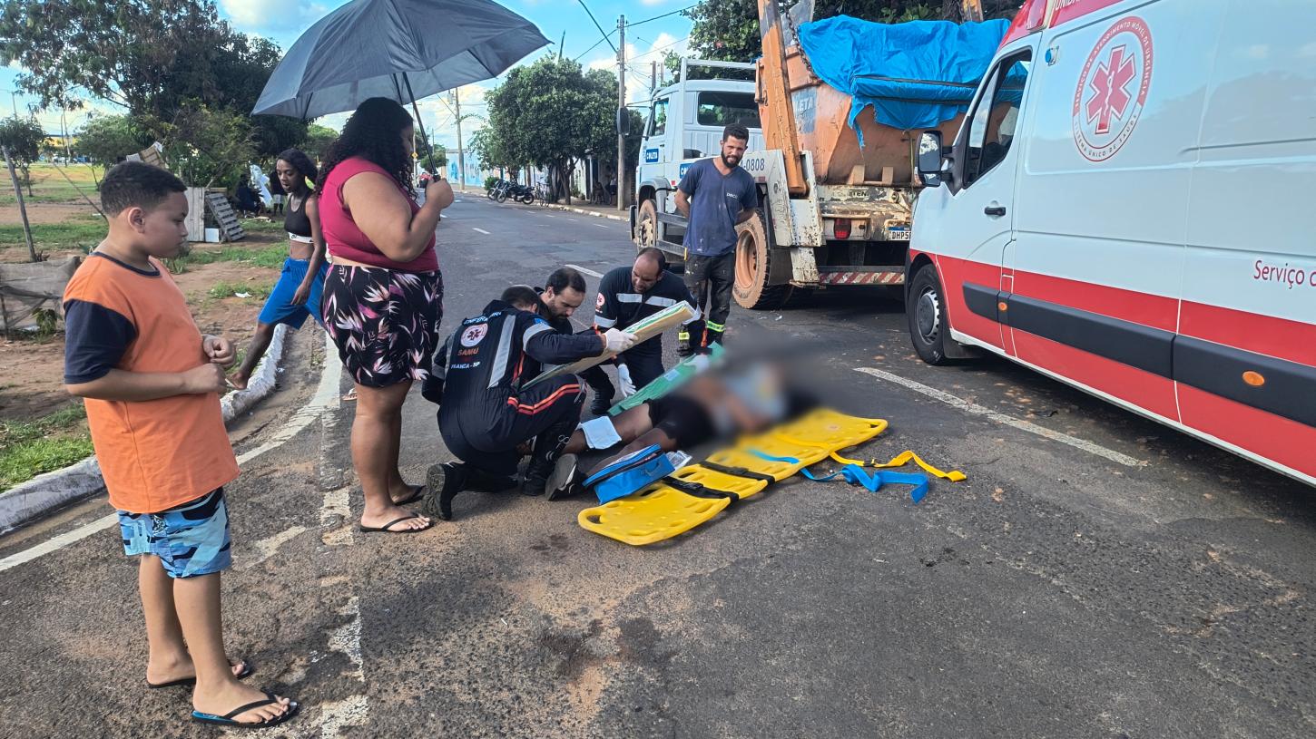 Jovem fica ferido em acidente entre moto e caminhão na Vila Gosuen