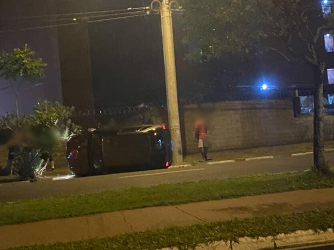 Carro tomba na avenida Abrahão Brickmann no Leporace