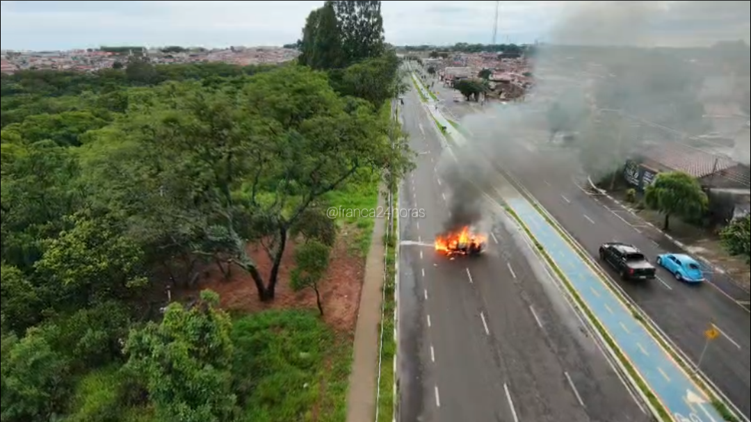 Carro bate em poste e pega fogo na avenida Geralda Rocha Silva