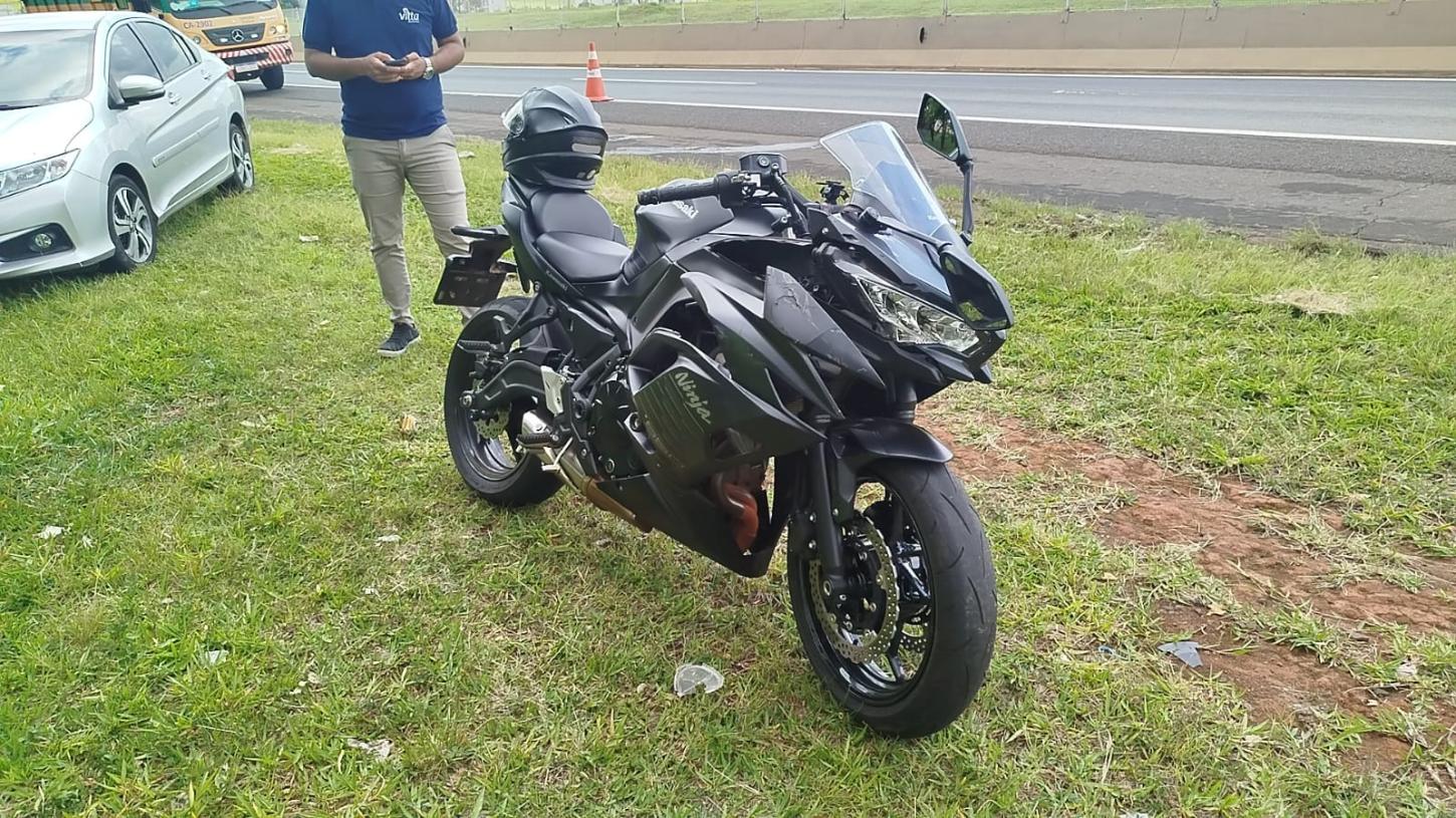 Homem bate moto em caminhão na Cândido Portinari