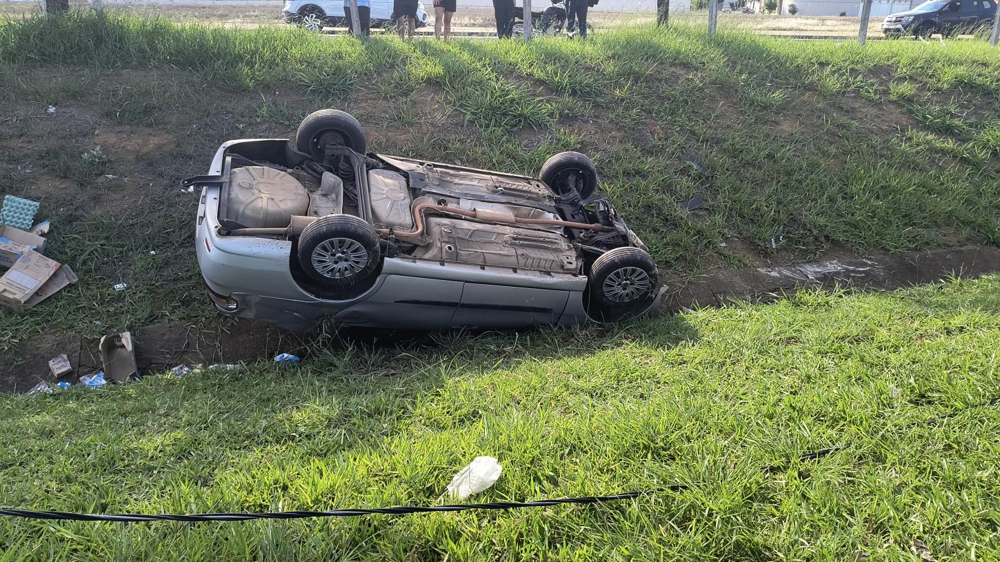 Após sofrer intoxicação alimentar, motorista capota carro na Portinari