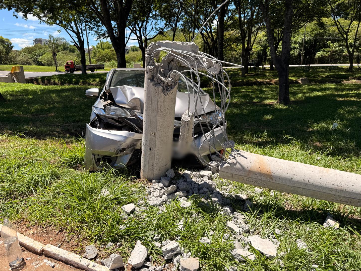 Motorista derruba poste na avenida Doutor Ismael Alonso y Alonso