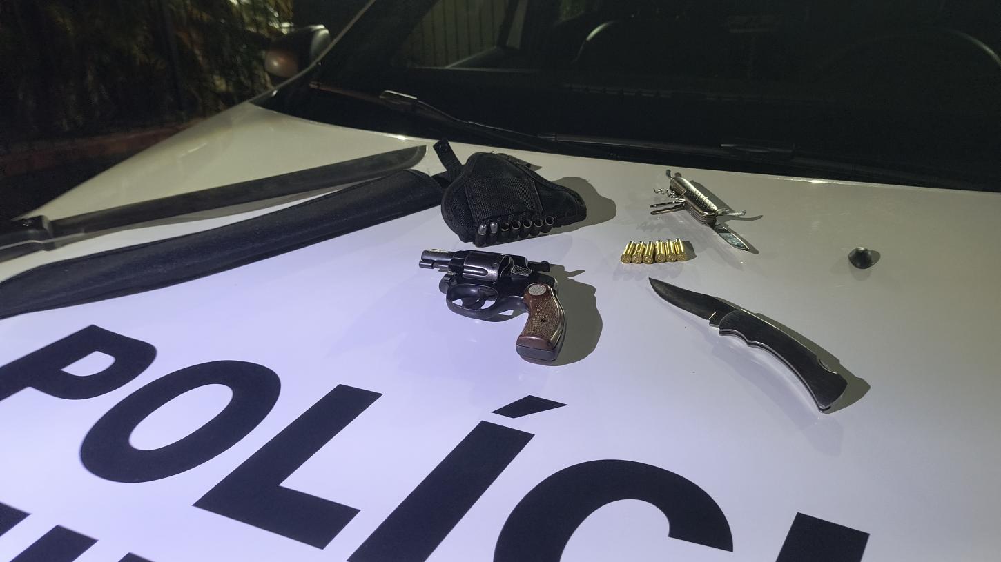 Homem é preso pela PM com revólver, facão e munições em Cristais Paulista