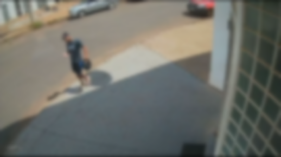 Câmeras de segurança flagram furto de motocicleta no Distrito Industrial