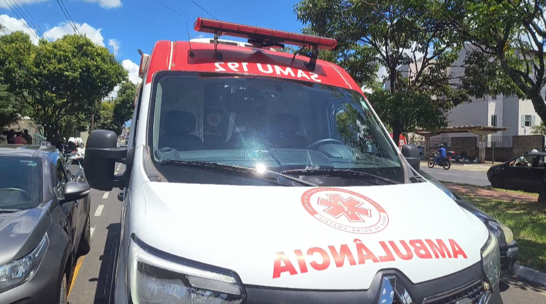 Jovem bate moto em árvore no Parque Vicente Leporace e fica inconsciente