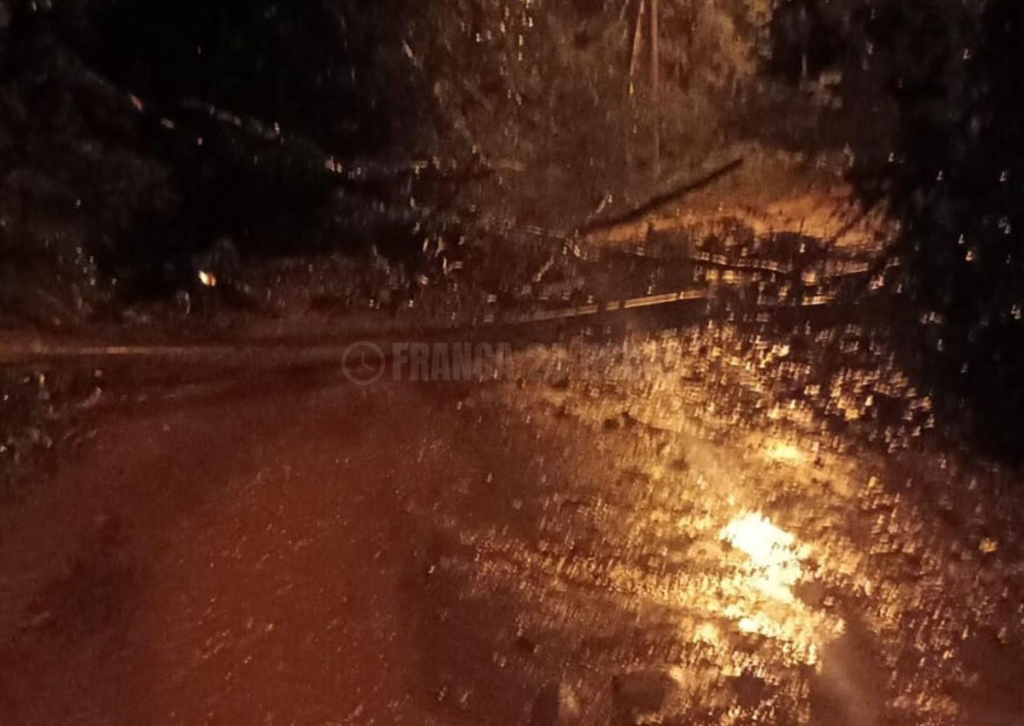 Poste desaba e moradores ficam 