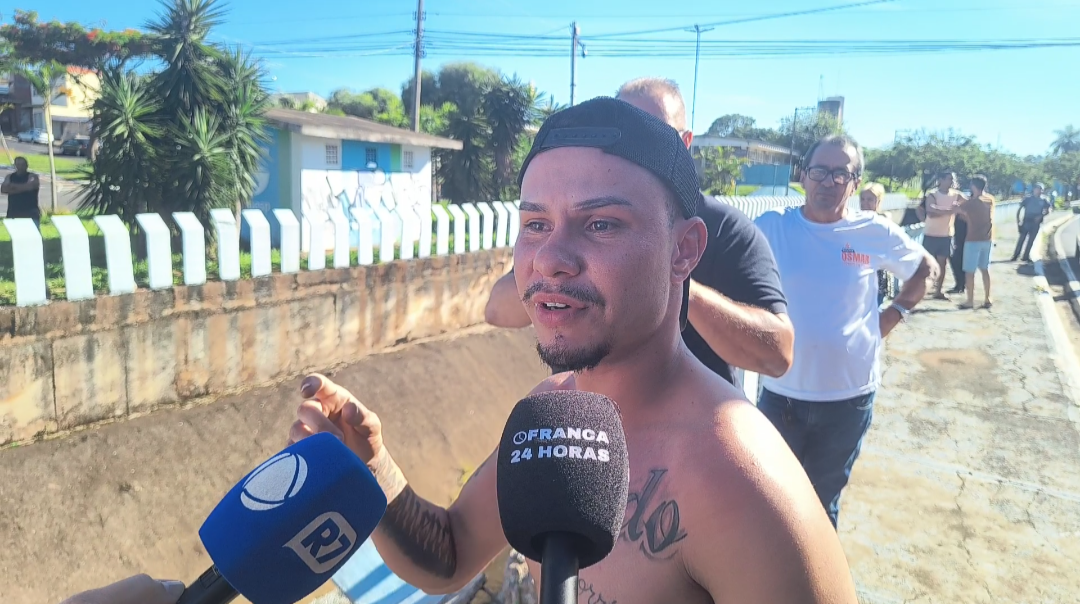 Veículo com quatro pessoas cai no córrego dos Bagres na Hélio Palermo