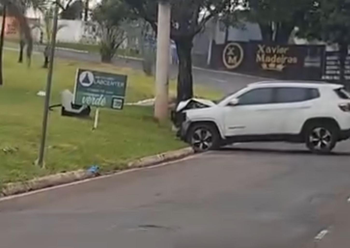 Motorista bate carro em poste na avenida São Vicente