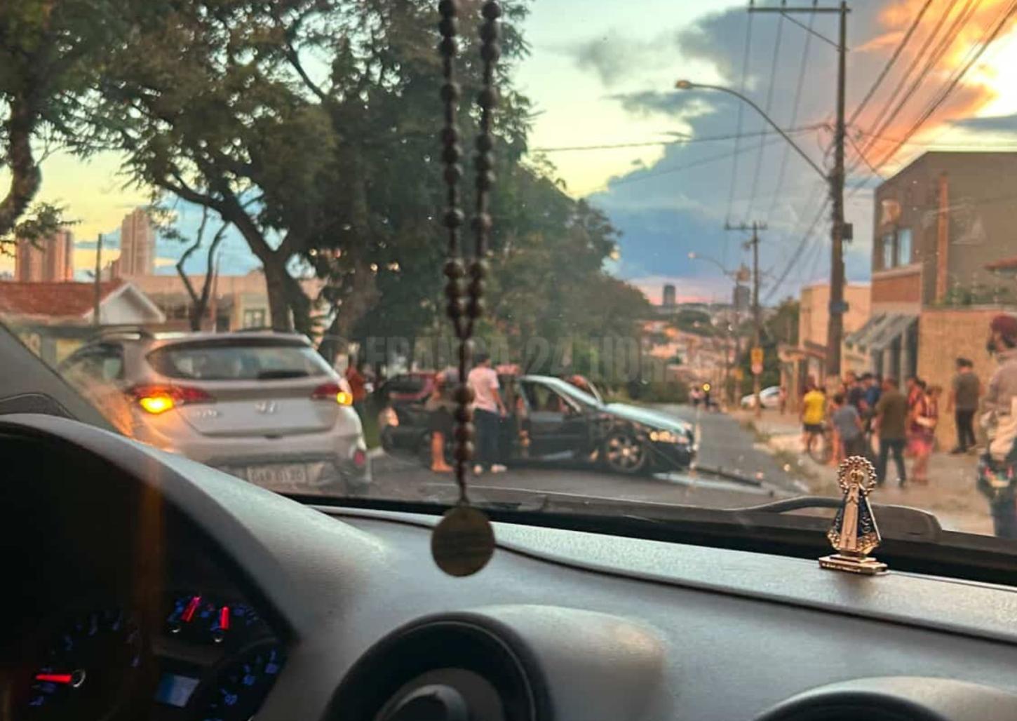 Acidente no Jardim Petráglia causa interdição de avenida e deixa feridos