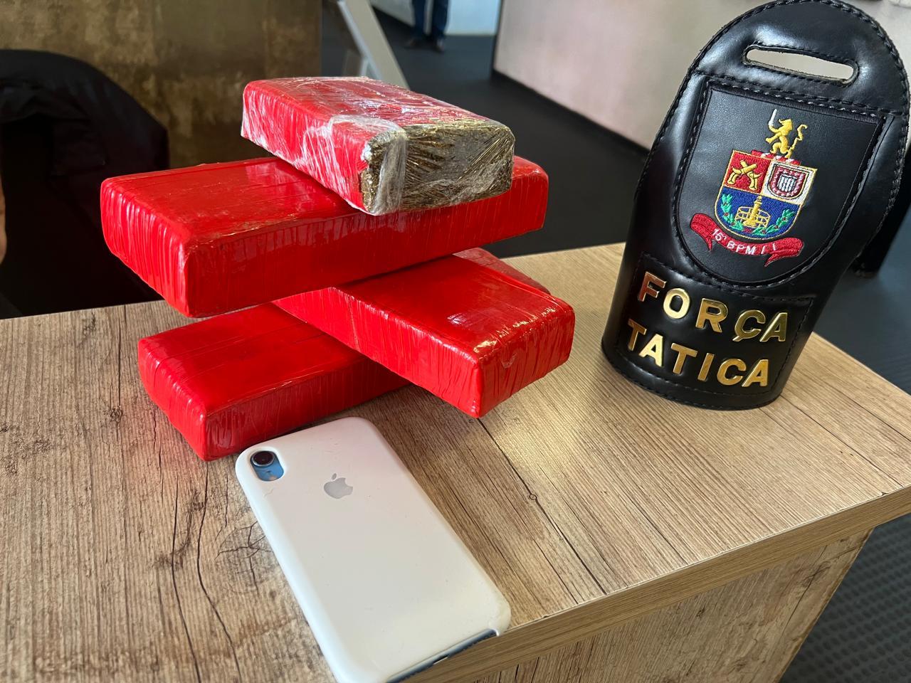 Adolescente é detido pela Força Tática com quatro tijolos de maconha