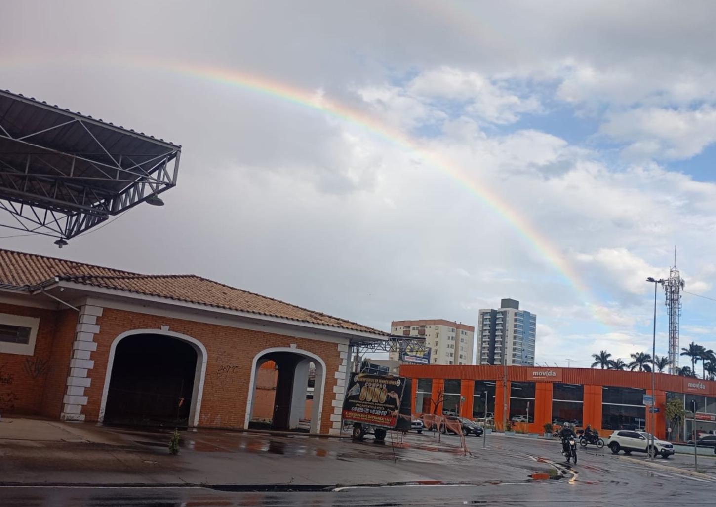Após sol e chuva, arco-íris aparece no fim de tarde em Franca