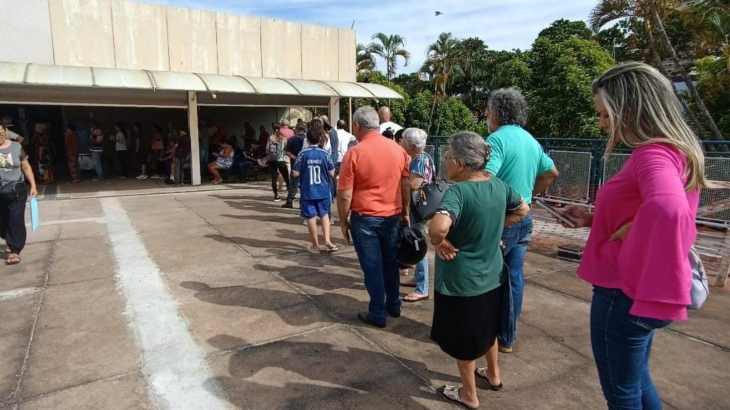 Idosos enfrentam filas na Prefeitura de Franca para emitir boleto do IPTU