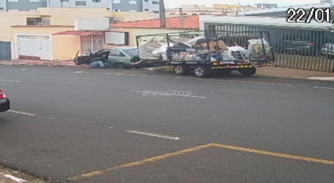 Câmeras flagram carro desgovernado no Centro; motorista ficou ferido