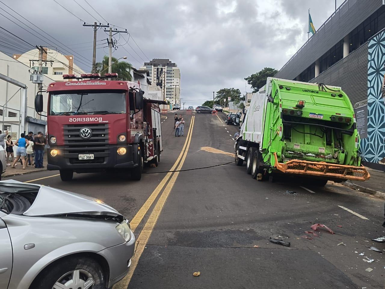 Caminhão de coleta de lixo perde freio e atinge cinco veículos em Franca
