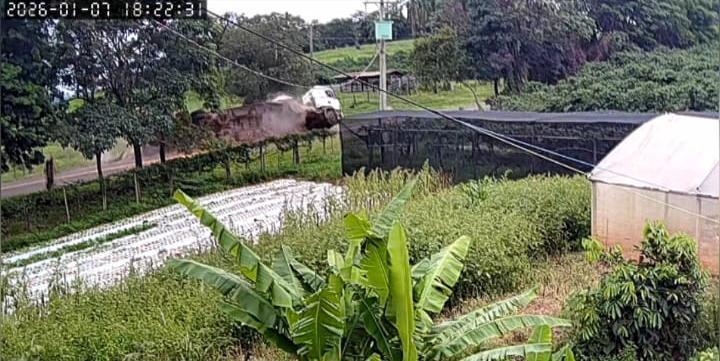 Carreta carregada com laranjas tomba na rodovia Manoel Carrijo