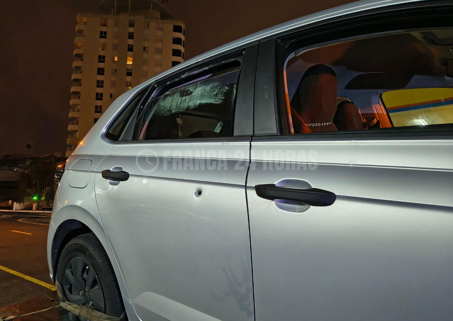 Carro com marcas de tiro e sangue é encontrado na Santa Terezinha