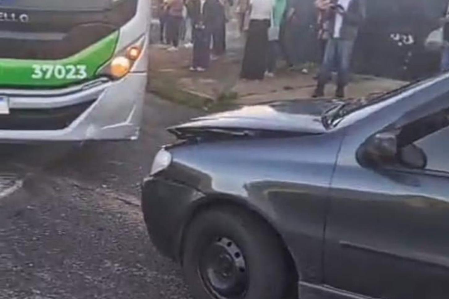 Carro e ônibus do transporte coletivo colidem no Jardim Luiza