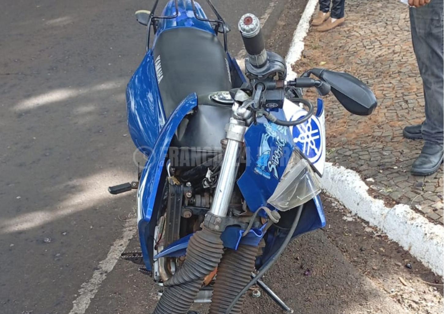 Colisão entre carro e moto deixa casal ferido na avenida Chico Júlio