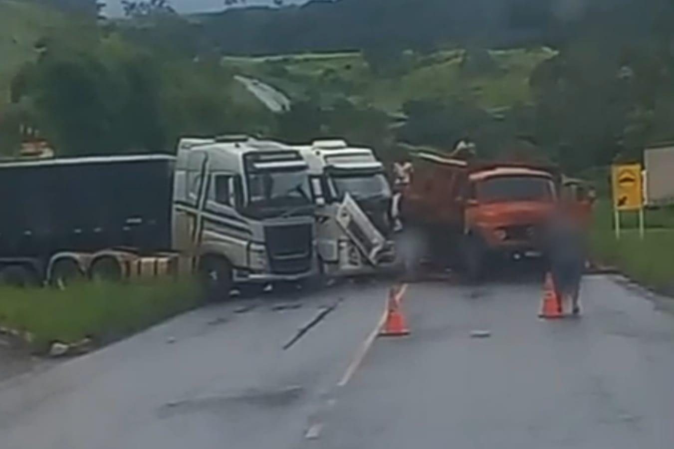 Colisão entre três caminhões interdita a MG-444 em Capetinga