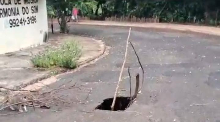 Moradores usam galhos para sinalizar cratera no Jardim Aeroporto II