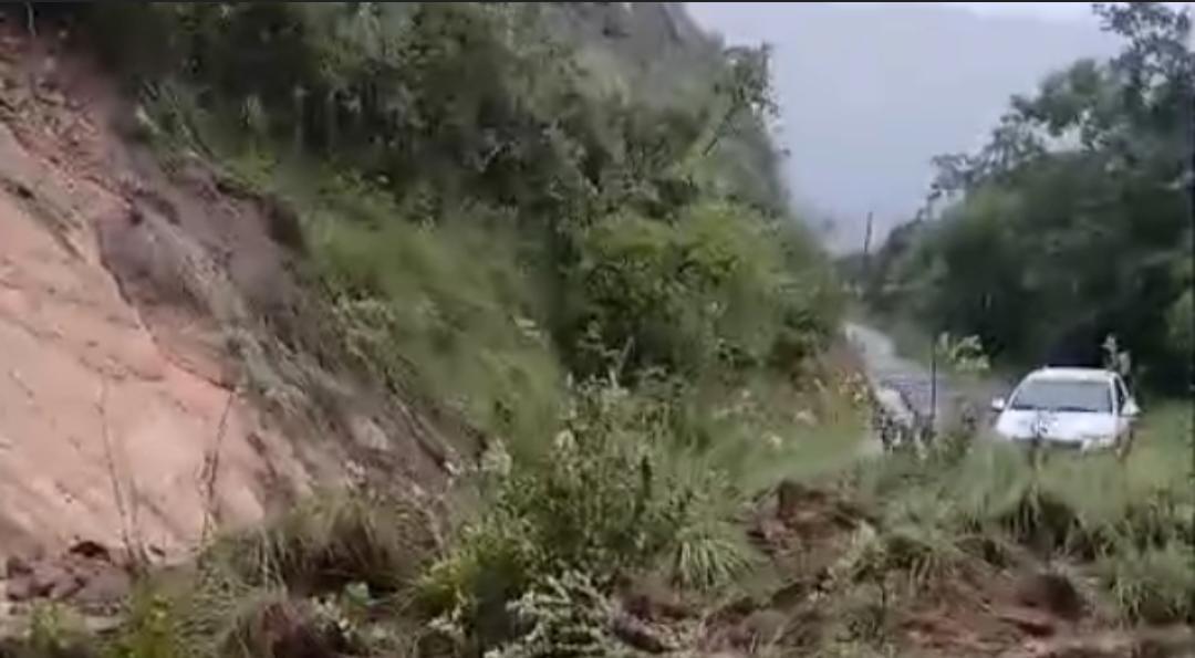 Deslizamento de terra interdita estrada próxima à usina de Peixoto