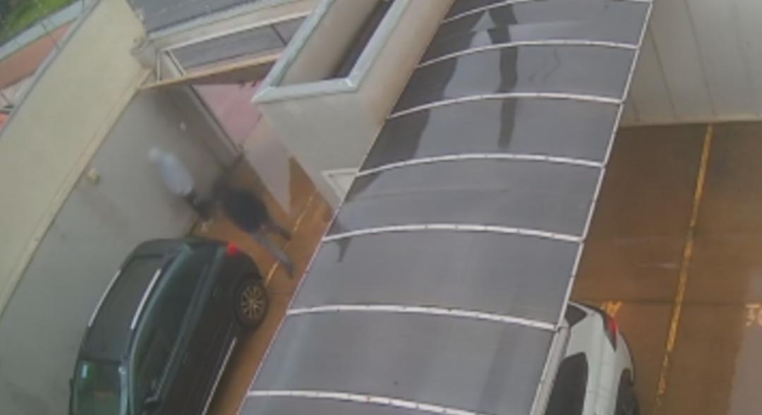 Dupla tenta assaltar mulher em garagem e foge levando bicicleta