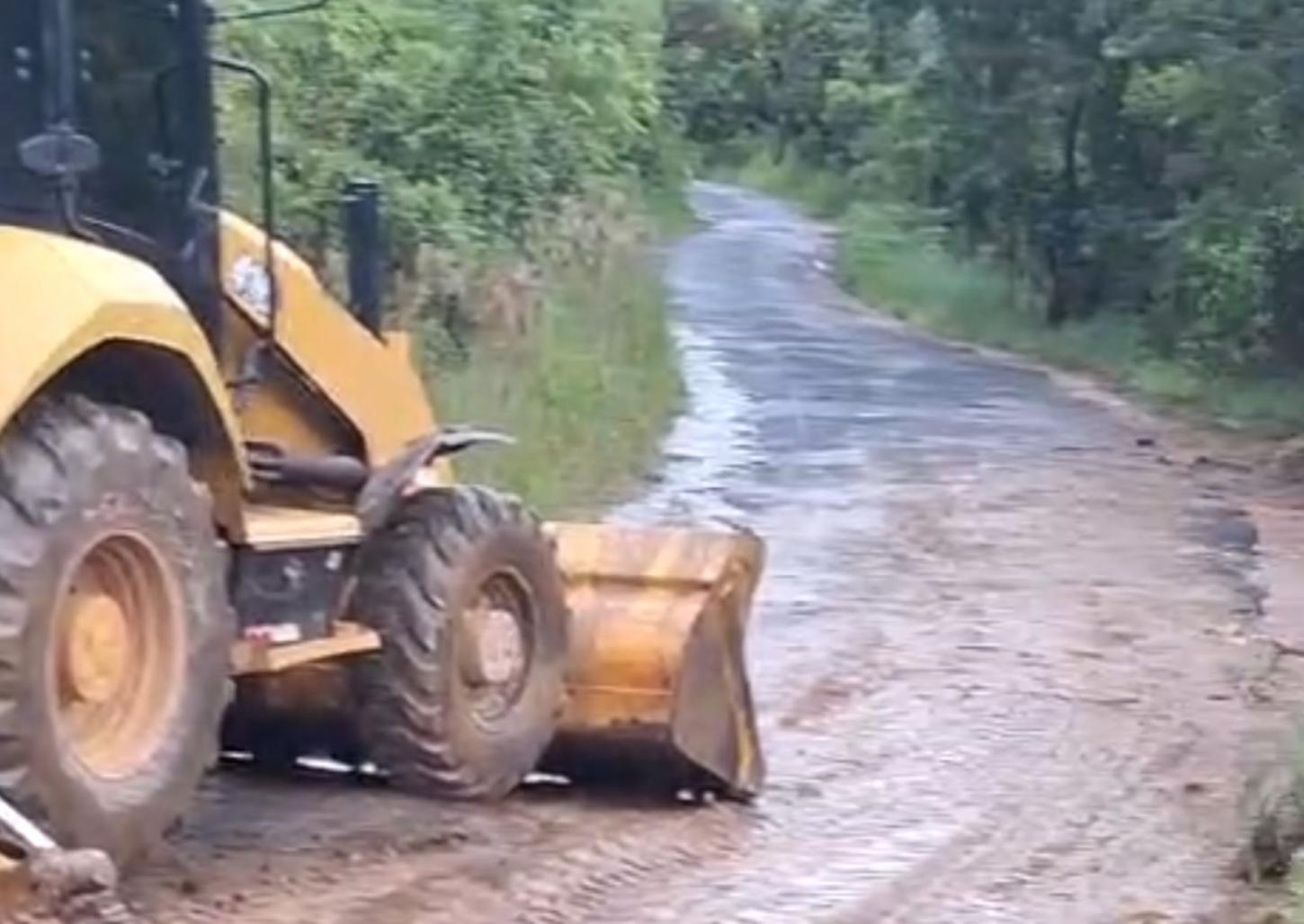Estrada que liga Peixoto ao Clube Acqua Minas é desobstruída