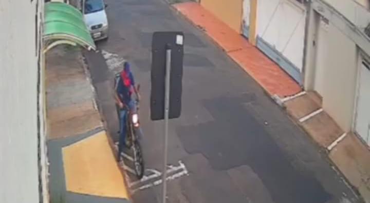 Homem aproveita chave na ignição e furta motocicleta em frente à igreja