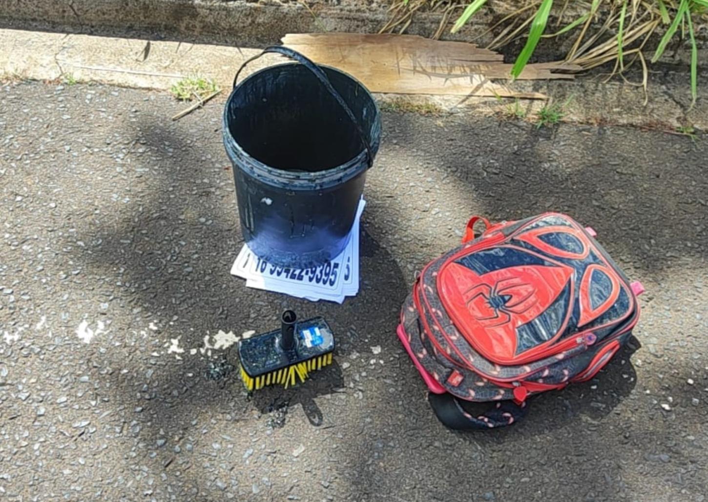 Homem é flagrado de novo colando cartazes do pai Joaquim em Franca