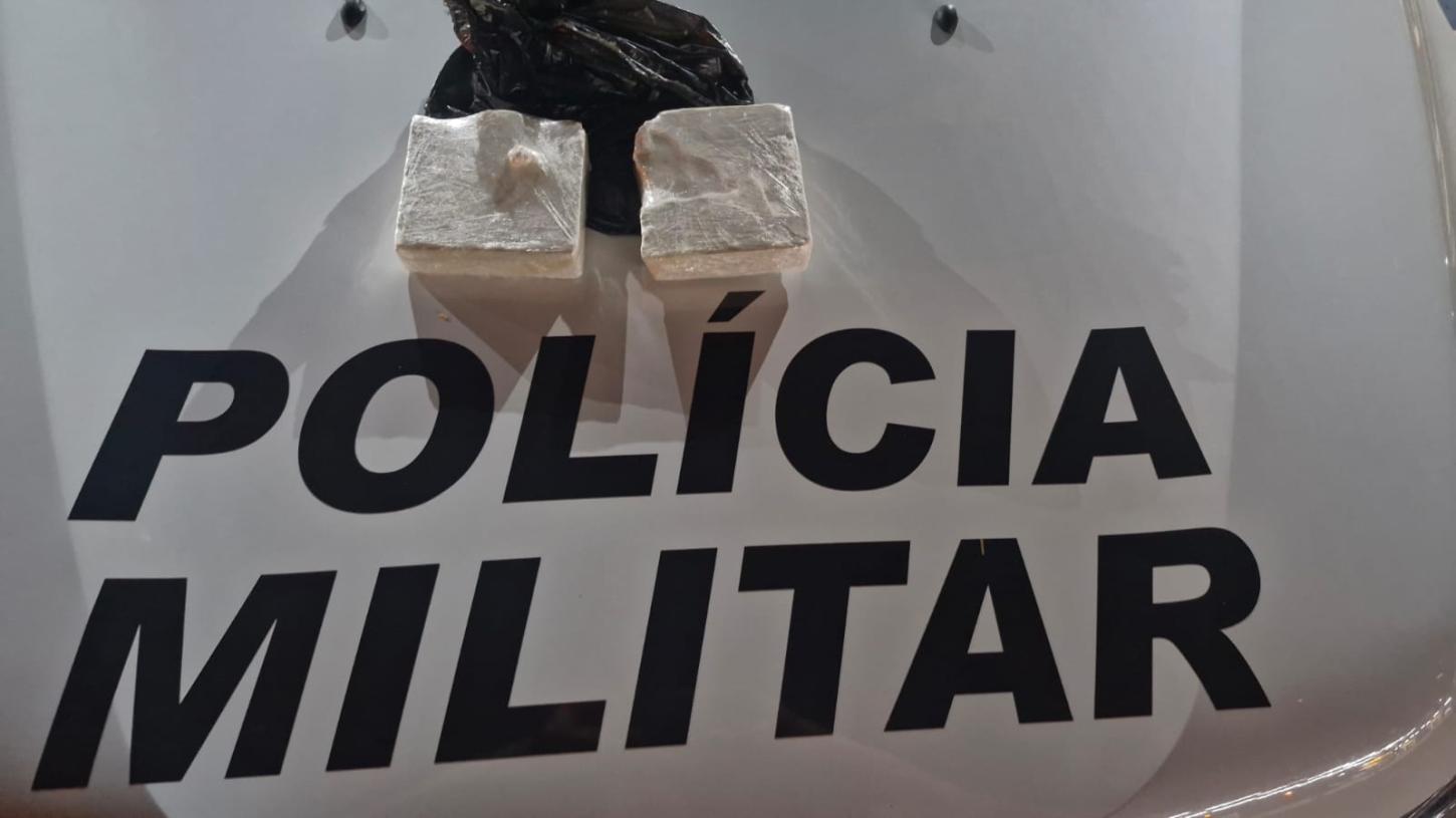 Homem é preso pela PM com cocaína e R$ 28 mil em comprovantes bancários