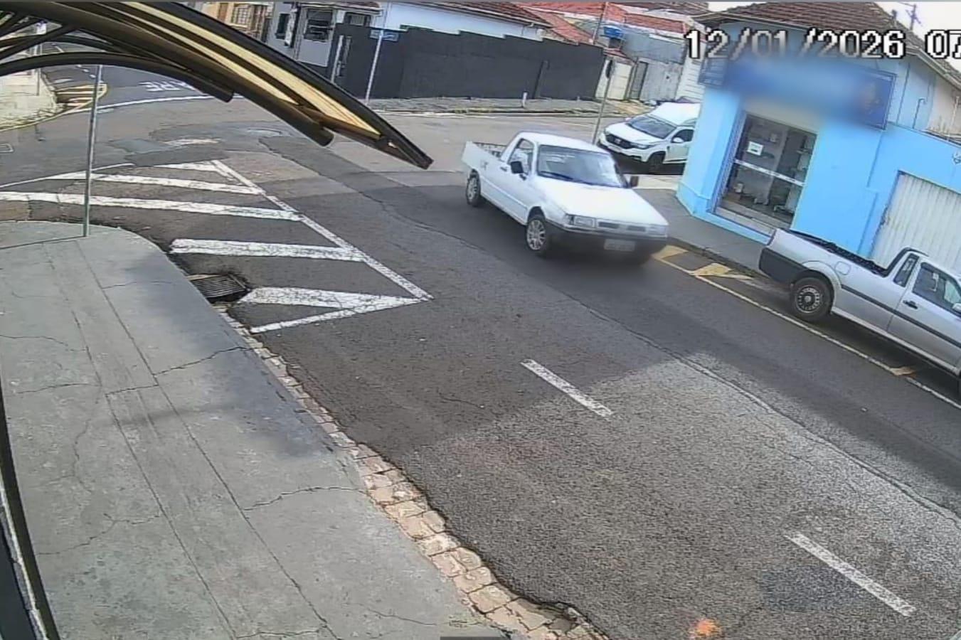 Homem furta objetos de caminhonete e foge em Fiorino no Centro