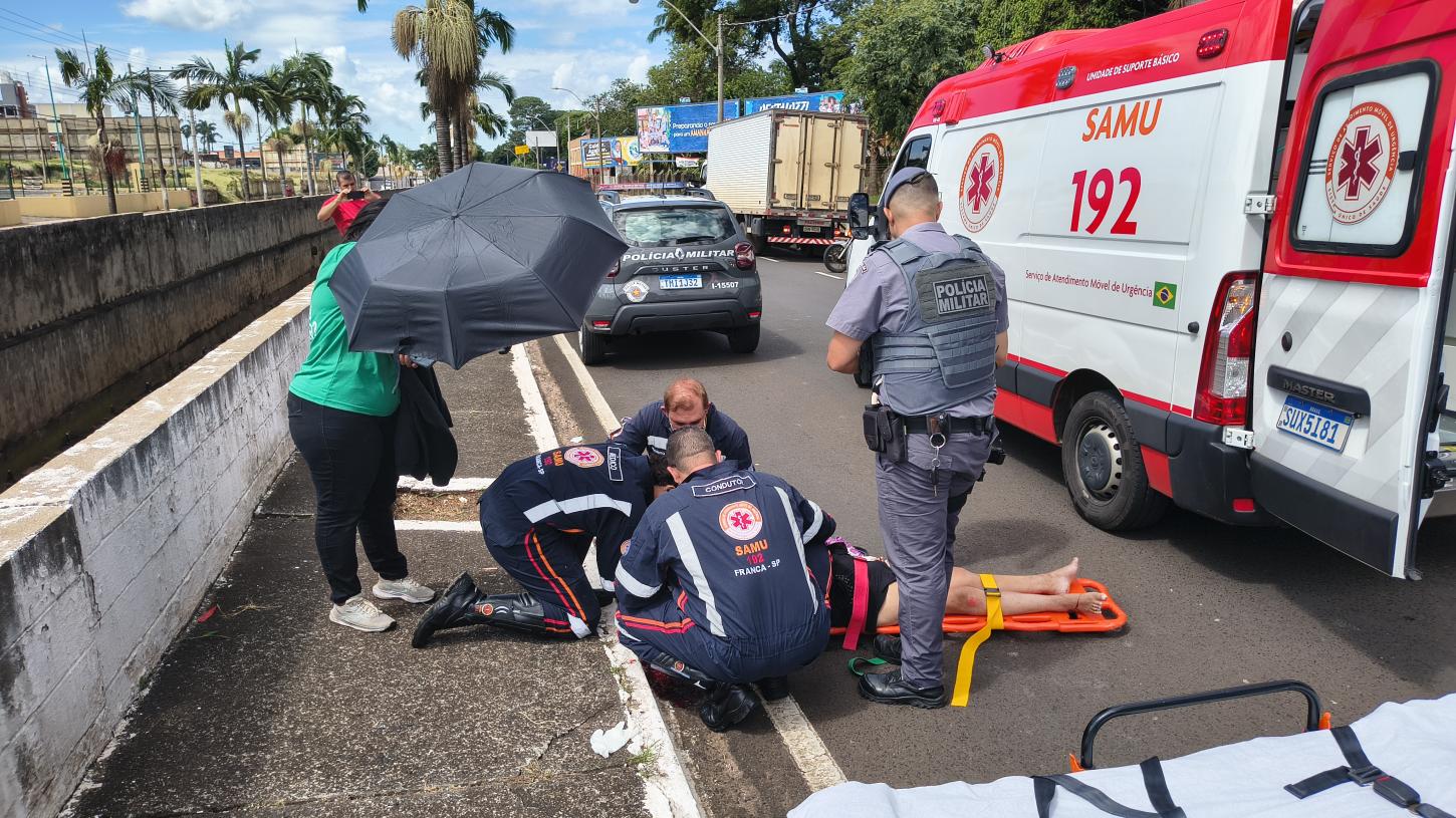 Mulher é atropelada na faixa de pedestre e fica em estado grave