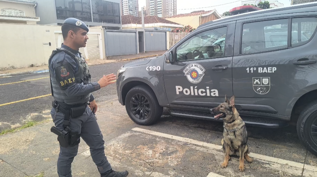 Cadela e policiais do Baep prendem traficante no Jardim Aeroporto