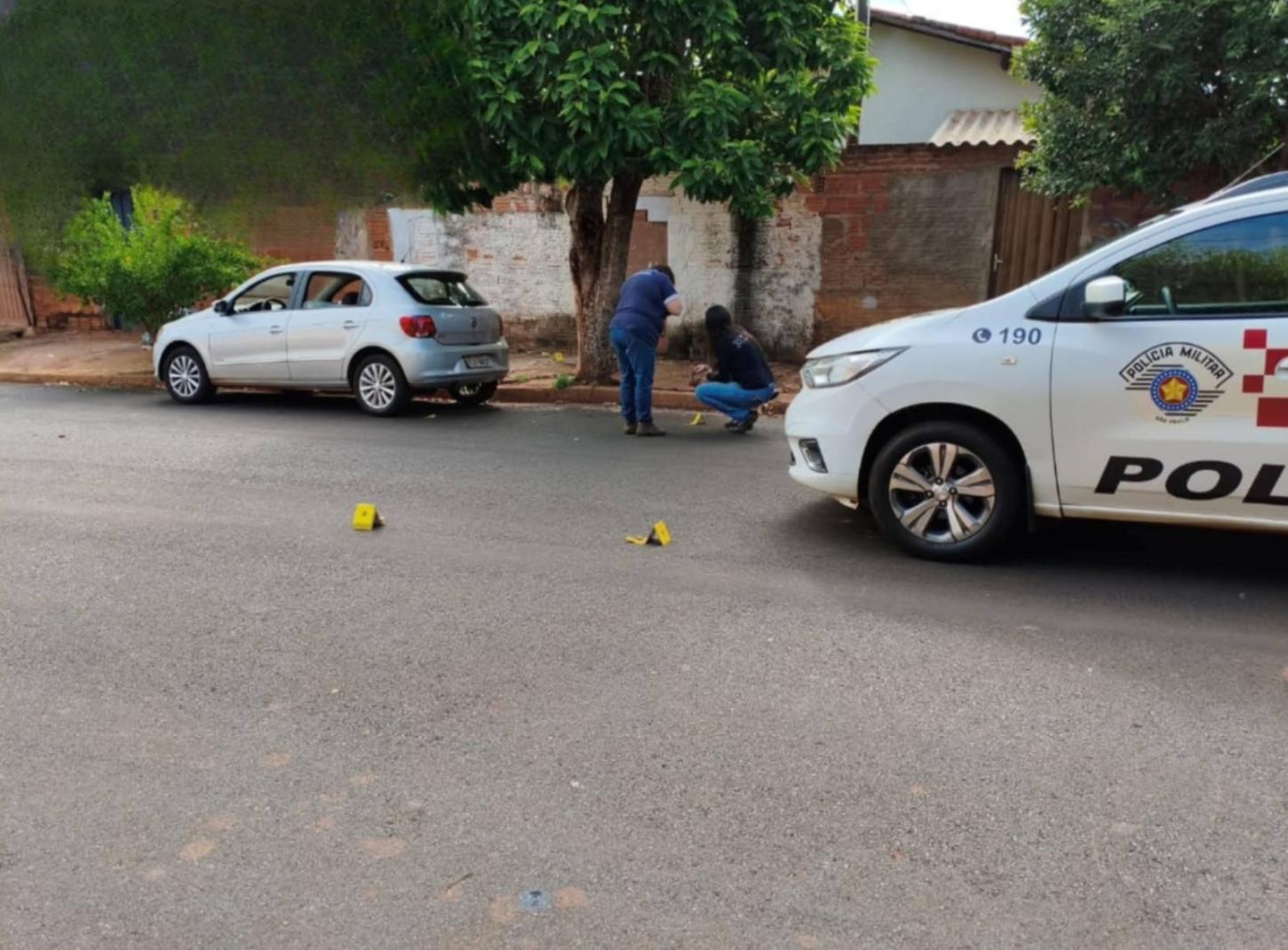 Homem atira próximo a bar, resiste à abordagem e é detido pela PM