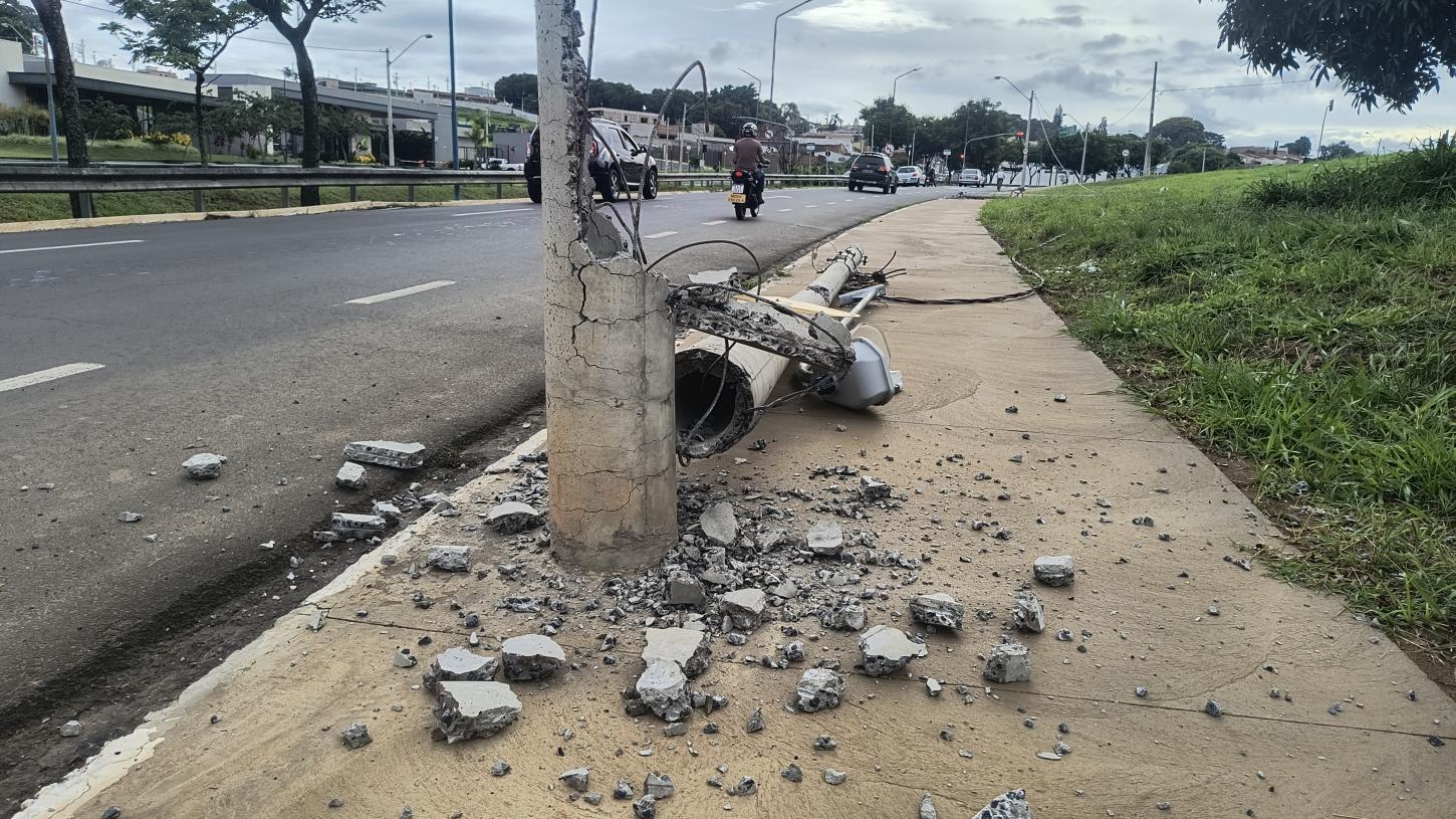 Motorista derruba postes na avenida Doutor Hélio Palermo