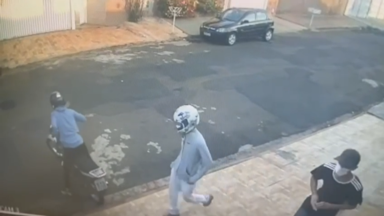 Ladrões que levaram R$ 12 mil durante assalto em residência são presos