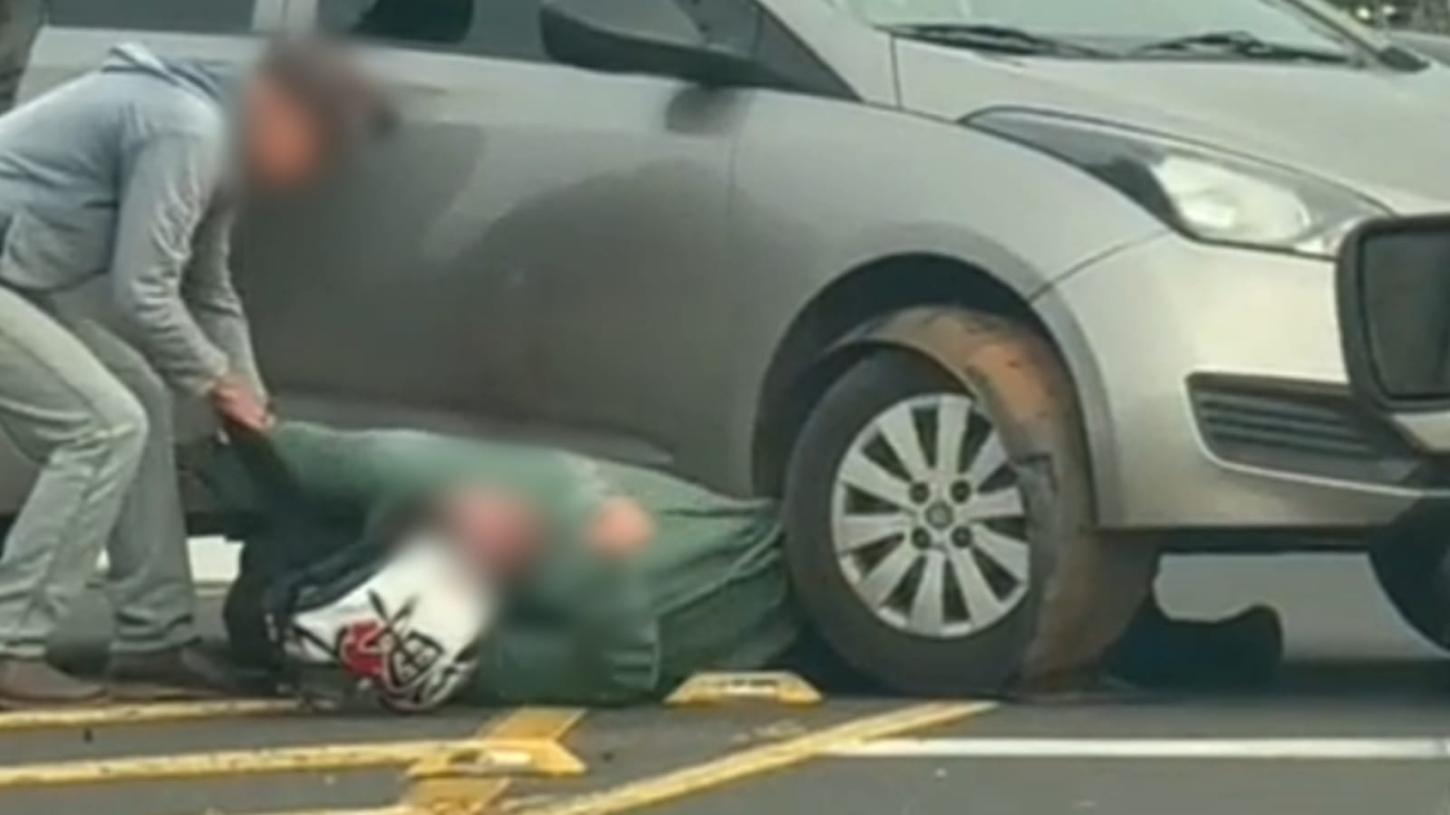 Motociclista fica preso embaixo de carro após colisão no Jardim São Luís