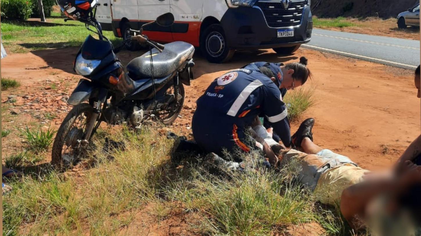 Motociclista sofre possível fratura em acidente na Tancredo Neves