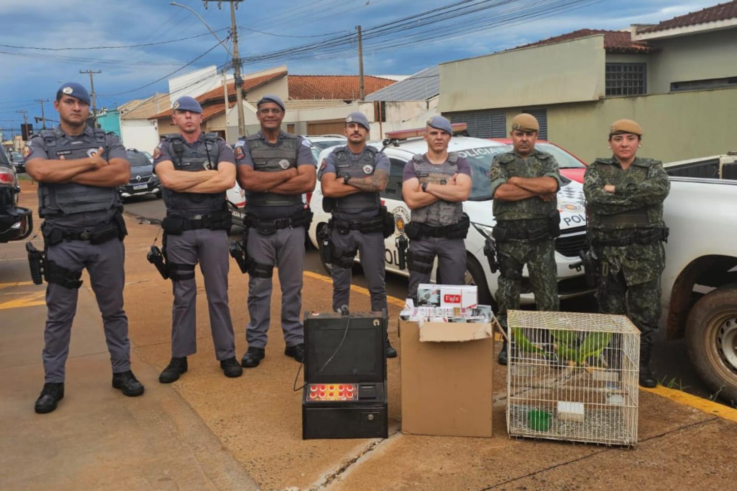 Mulher é multada em quase R$ 38 mil por manter aves em cativeiro irregular