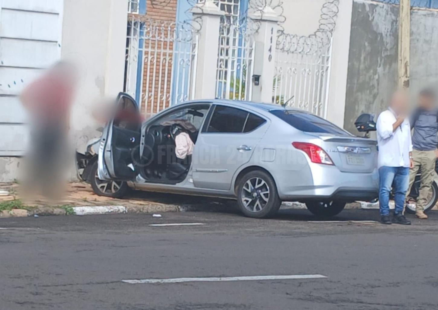 Mulher perde controle e bate carro em muro no Cidade Nova