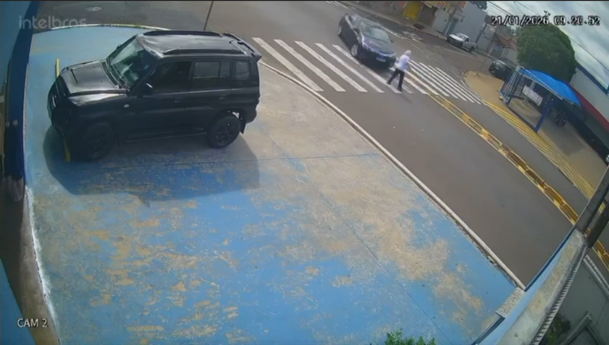 Idosa é atropelada por carro na faixa de pedestre na avenida Brasil